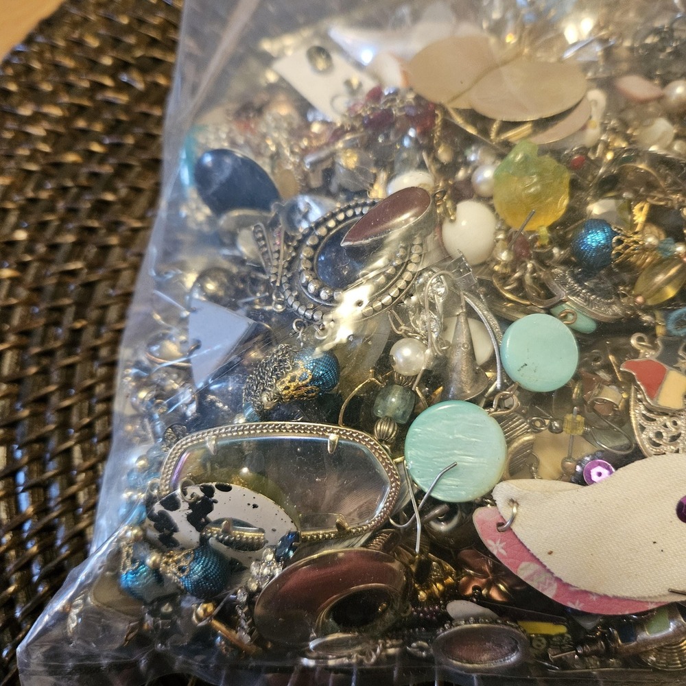 2 lbs Junk Jewelry Mystery Lot: Single Earrings Jewelry Pieces for Crafting/wear - Picture 15 of 15